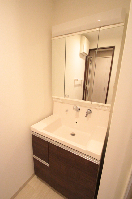 洗面設備　※別階の同間取のお部屋の参考写真です。