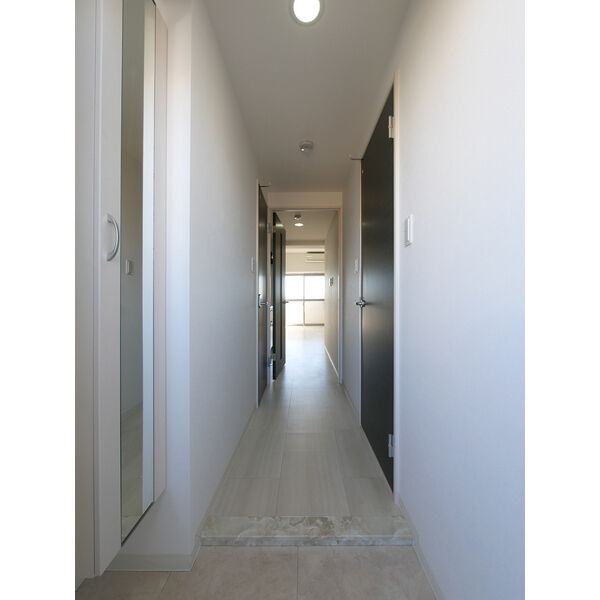 玄関　室内写真は別部屋の写真です。