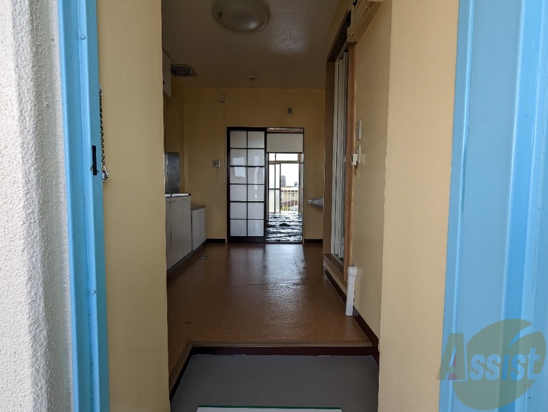 玄関　玄関からはゆったりしたキッチン周りが確認できました。