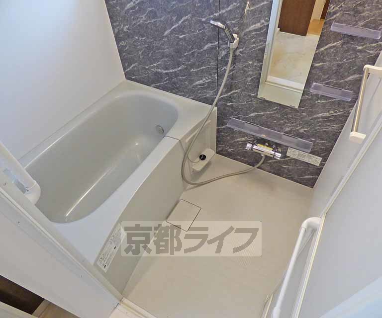 バス・シャワールーム　バスルームです。