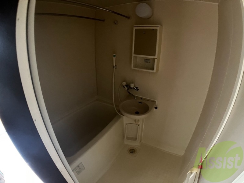 バス・シャワールーム　浴室はシンプル。一人暮らしにはちょうど良いサイズですね。