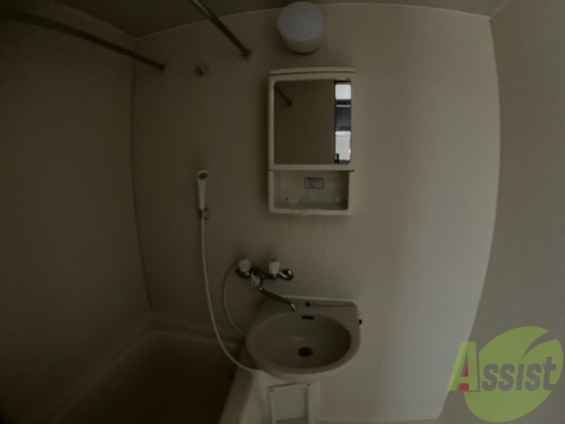 洗面設備　洗面台はシンプルなつくりで手入れがしやすそうですね。