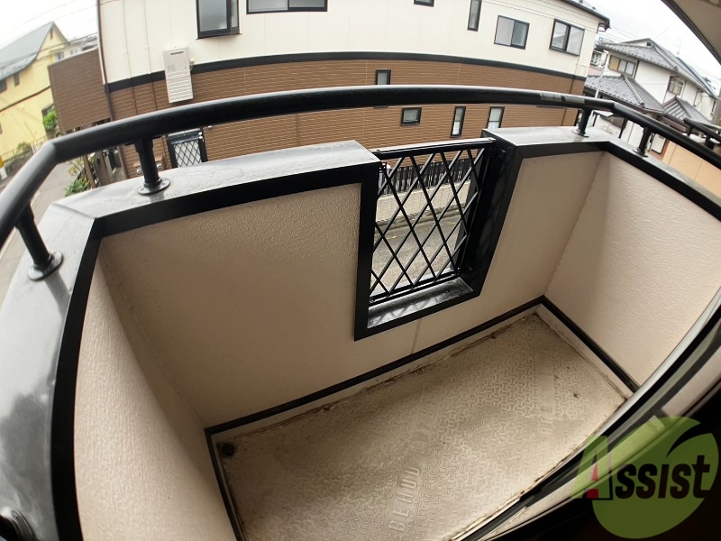 バルコニー　バルコニーは洗濯物を干すのに十分な広さがありますね。