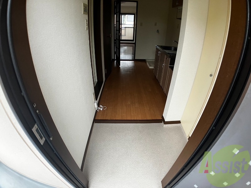 玄関　玄関からの様子です。すぐ部屋が見えないのは安心ですね。