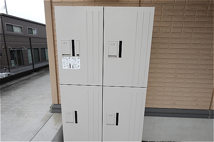 その他共有部分　西側階段下に宅配ボックスが設置されています
