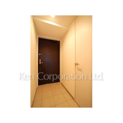 玄関　同タイプ12階のお部屋を撮影。仕様が異なることがあります。