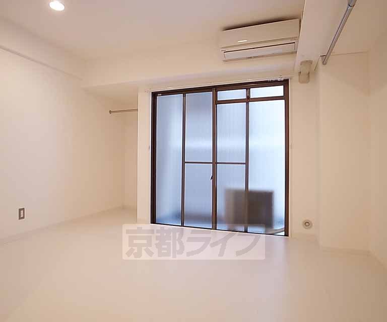 居室・リビング　室内大改装！クロス柄は各部屋違います。ご確認下さい。