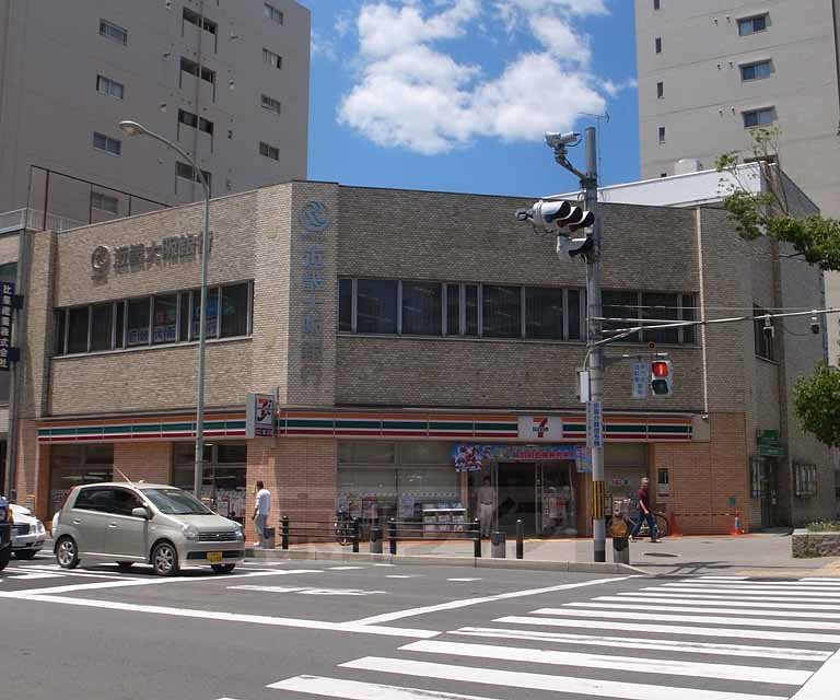 コンビニ　セブンイレブン京都堀川四条店（コンビニ）まで122m