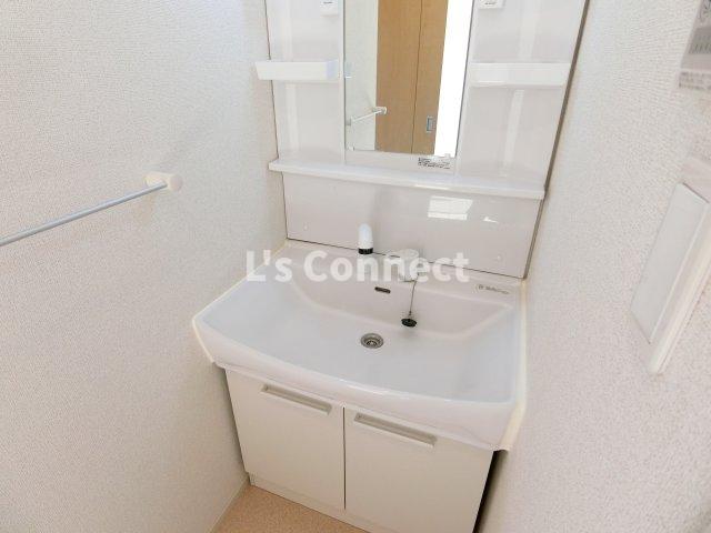 洗面設備　朝の支度もスムーズな独立洗面台。