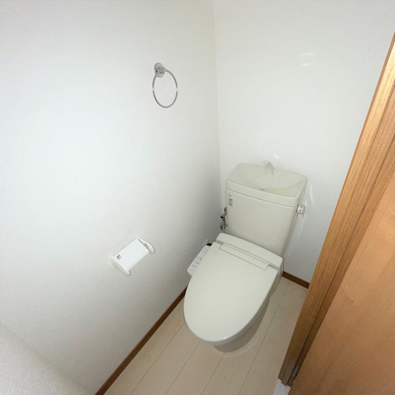 トイレ　※写真は別号室のものになりますので現状優先とさせていただきま