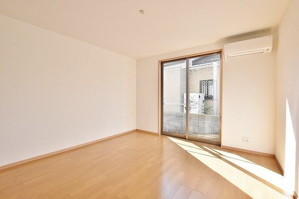 居室・リビング　★洋室12.8帖★