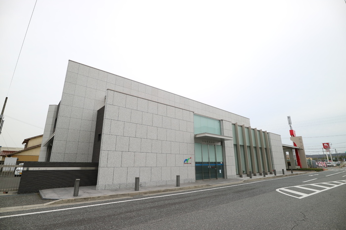 その他　日新信用金庫三木支店（649m）