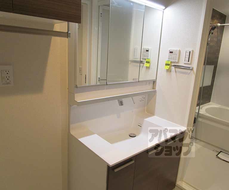 洗面設備　３０２号室の写真です。