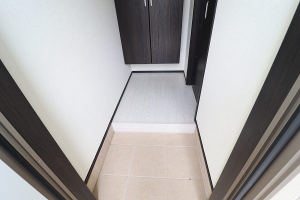 玄関　※参考写真　同建築メーカー施工の同間取完成他物件のものです。