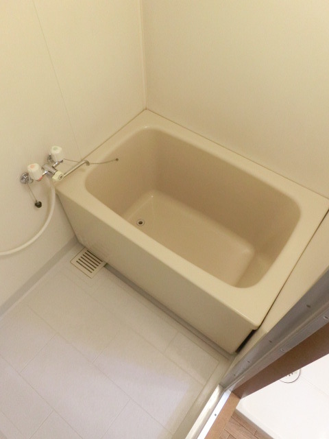 バス・シャワールーム　清潔感のあるバスルームで１日の疲れを癒しましょう。