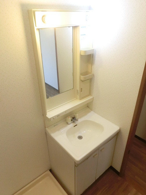 洗面設備　忙しい朝も安心の独立洗面台です。