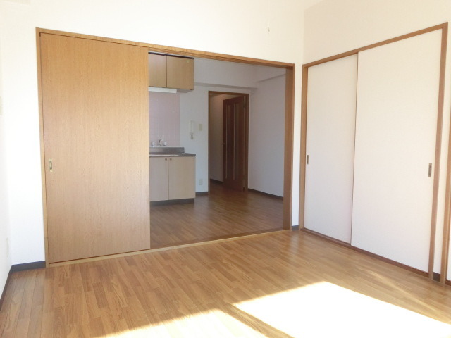 居室・リビング　暖かな日差しがなんとも気持ち良いお部屋ですよ。