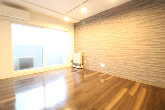 居室・リビング　ライトがおしゃれなリビング♪