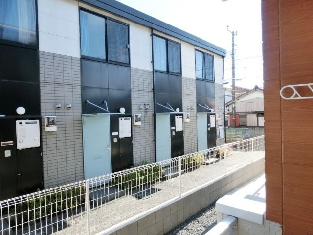 眺望　隣の建物との距離もあるので日の光も入ってきます。。