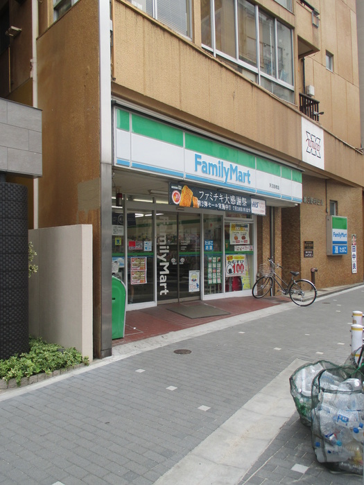 コンビニ　ファミリーマート（コンビニ）まで330m