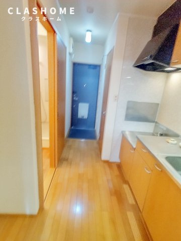 玄関　同物件の別部屋になります。