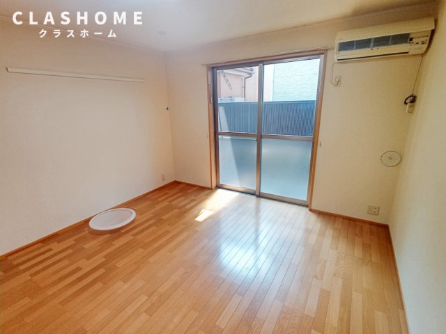 居室・リビング　同物件の別部屋になります。