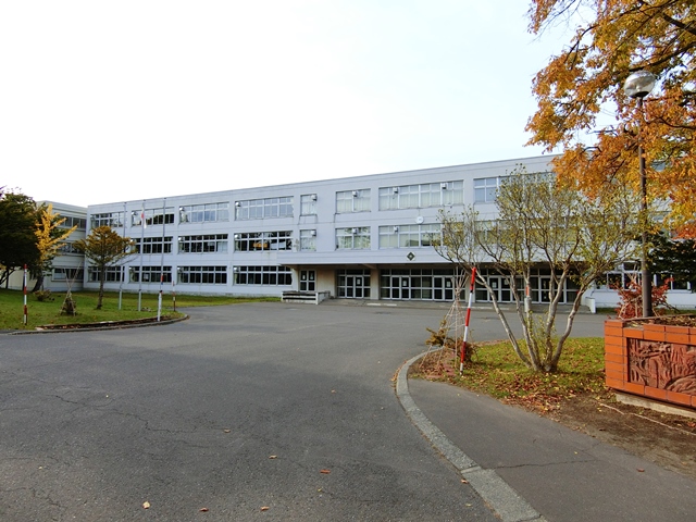 小学校　江別市立野幌若葉小学校（小学校）まで924m