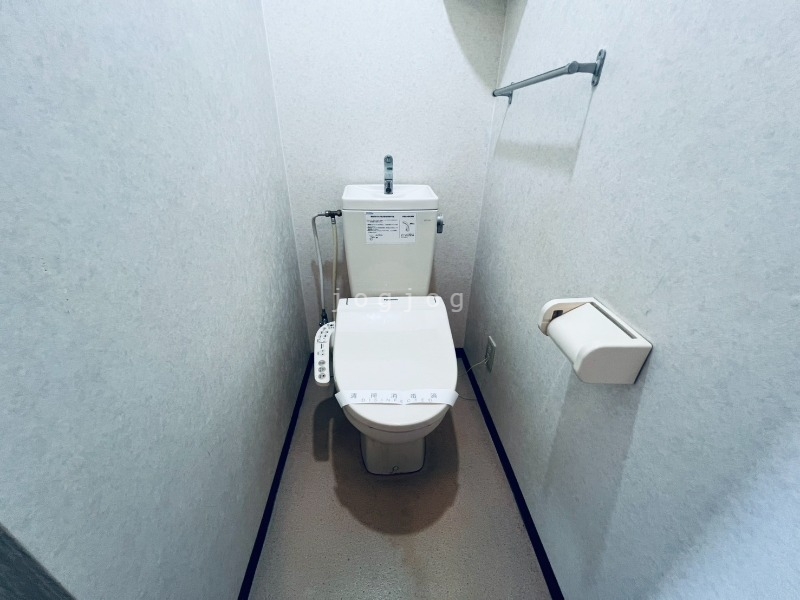 トイレ　嬉しい温水洗浄便座付きのトイレです。