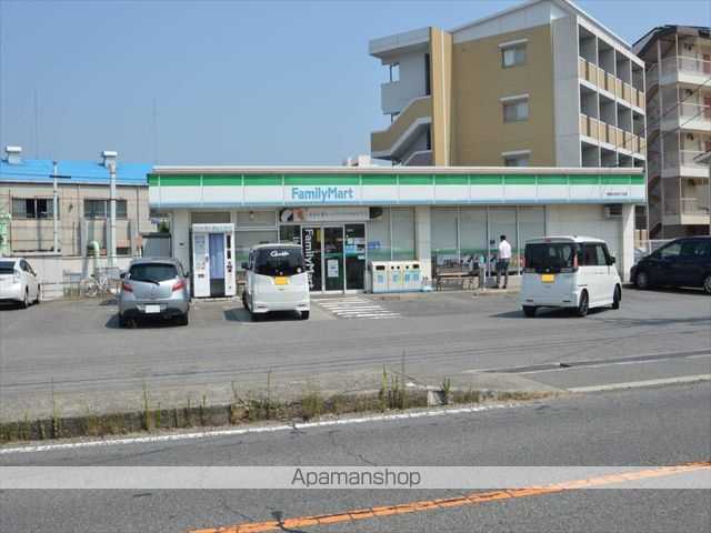 コンビニ　ファミリーマート（コンビニ）まで131m