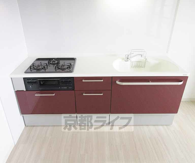 キッチン　３口ガスコンロ付きのシステムキッチンです。
