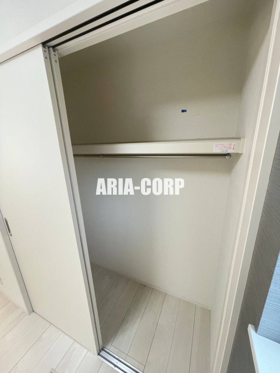収納　クローゼット。上部には便利な棚がございます！