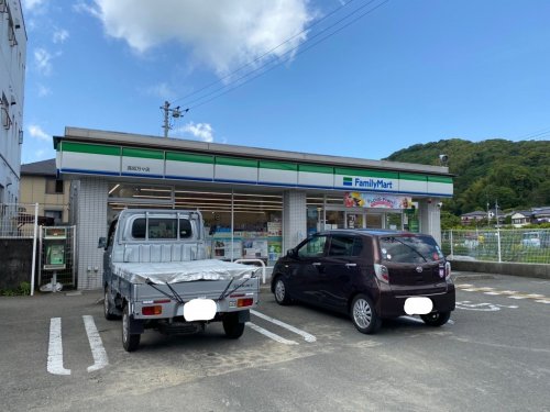 コンビニ　ファミリーマート 高知万々店（コンビニ）まで221m