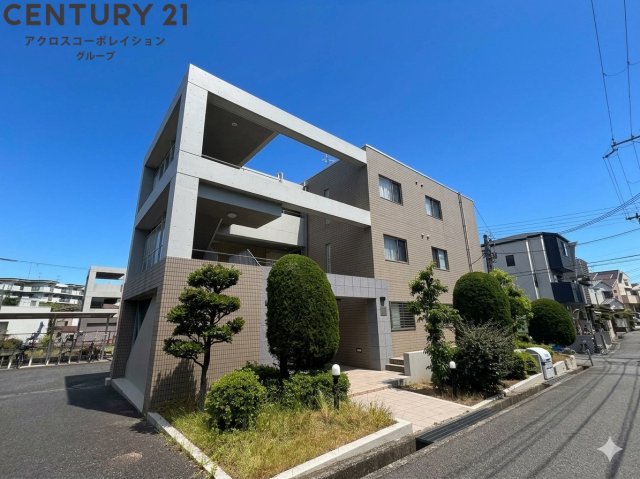 建物外観　オートロックで外部の人間が簡単に出入りできないため安心です。
