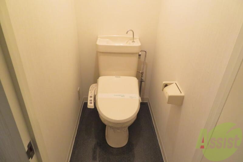トイレ　ウォッシュレットも付いており、シンプルなトイレです。
