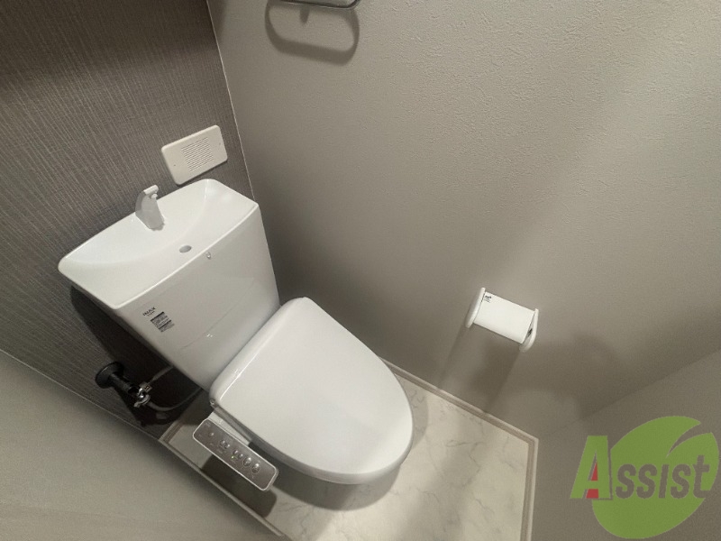 トイレ　トイレは温水洗浄便座です。シンプルな雰囲気になっています。
