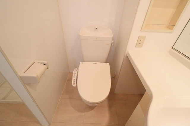 トイレ　もちろん温水洗浄暖房便座です