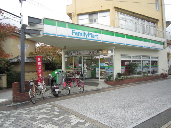コンビニ　ファミリーマート（コンビニ）まで675m