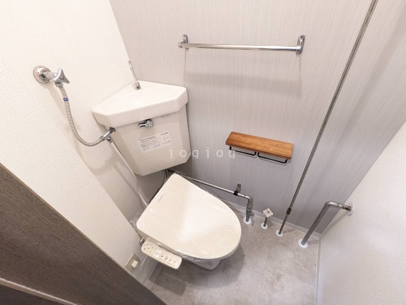 トイレ　嬉しい温水洗浄便座付きのトイレです。