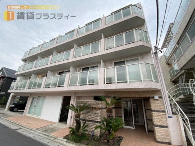 建物外観　大通りから１本入った静かな場所です。
