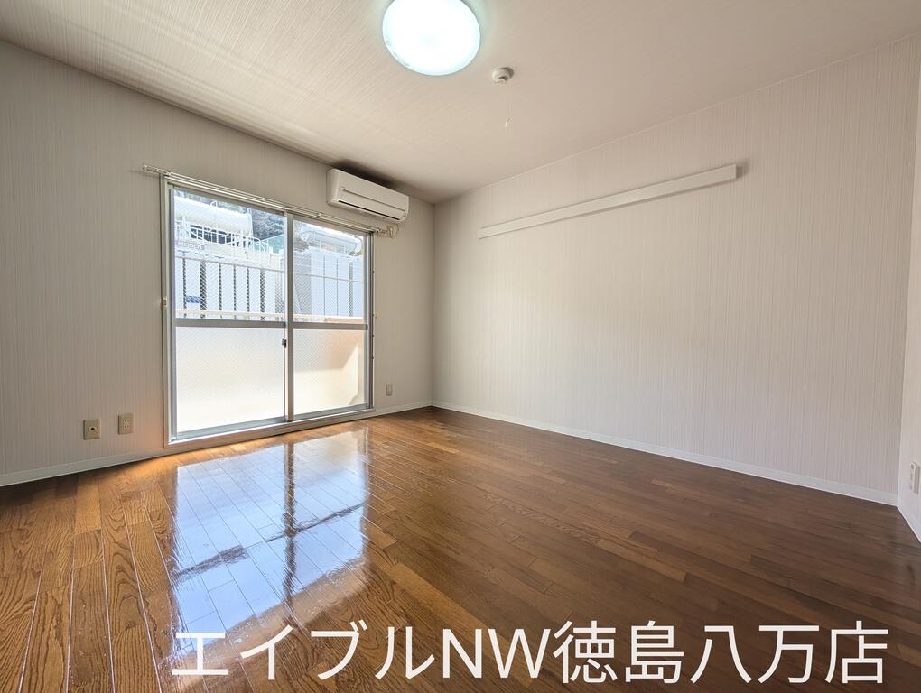 ＪＲ徳島線 蔵本駅 徒歩15分 3階建 築31年の居間写真