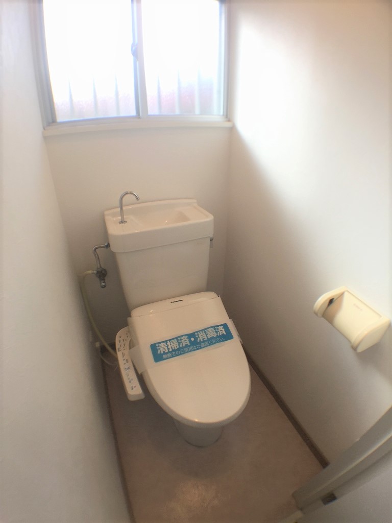 トイレ　トイレ窓付き換気よし。温水洗浄便座