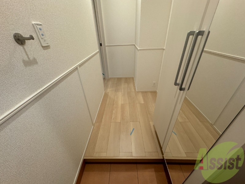玄関　玄関からの様子です。すぐ部屋が見えないのは安心ですね。
