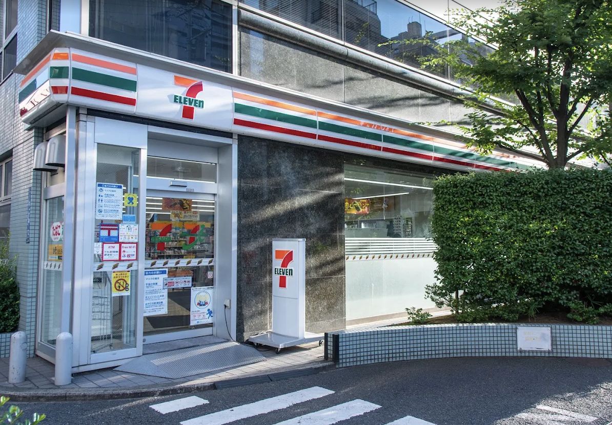 コンビニ　セブン-イレブン 港区芝１丁目店（コンビニ）まで151m