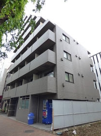 建物外観　鉄筋コンクリート造のがっちりとした建物。