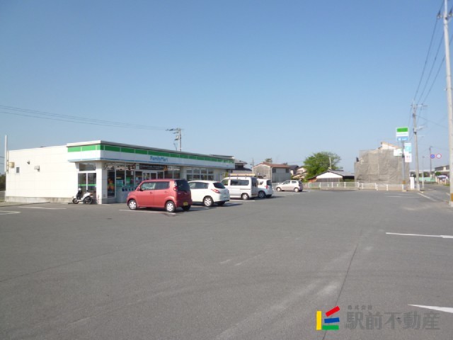 コンビニ　ファミリーマート八女鵜池店（コンビニ）まで1000m