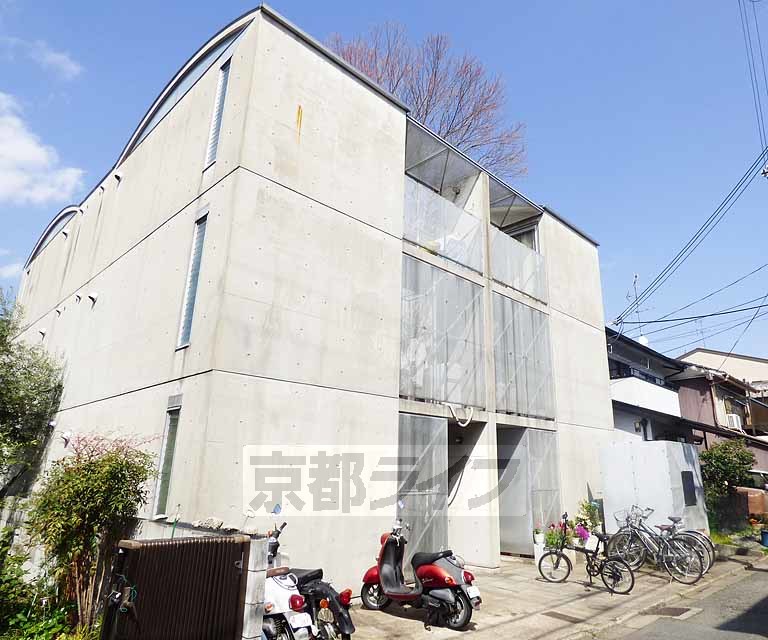 京都市右京区太秦安井馬塚町のマンションの建物外観