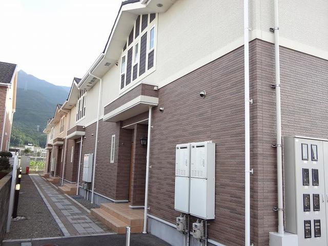 四国中央市豊岡町長田のアパートの建物外観