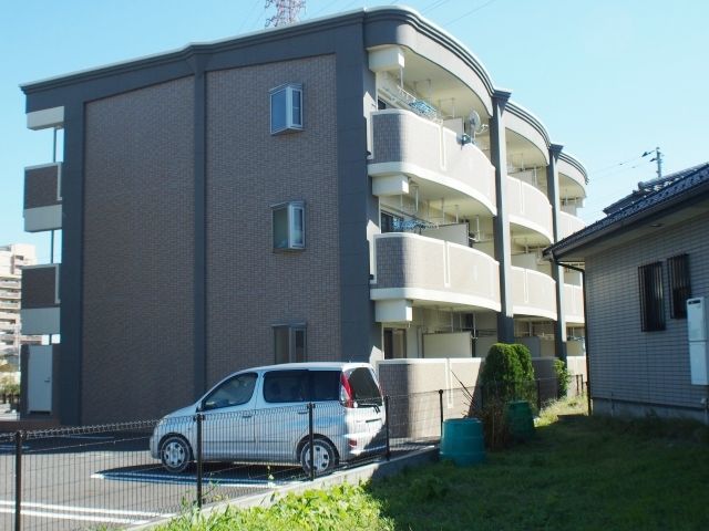 北足立郡伊奈町学園のマンションの建物外観