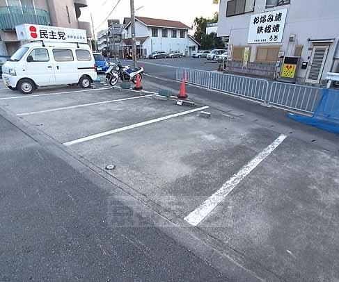 【京都市西京区大枝東長町のマンションの駐車場】