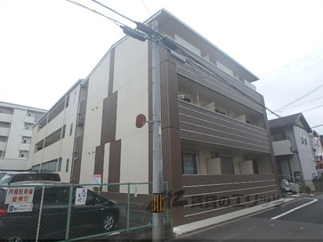 京都市伏見区深草山村町のマンションの建物外観